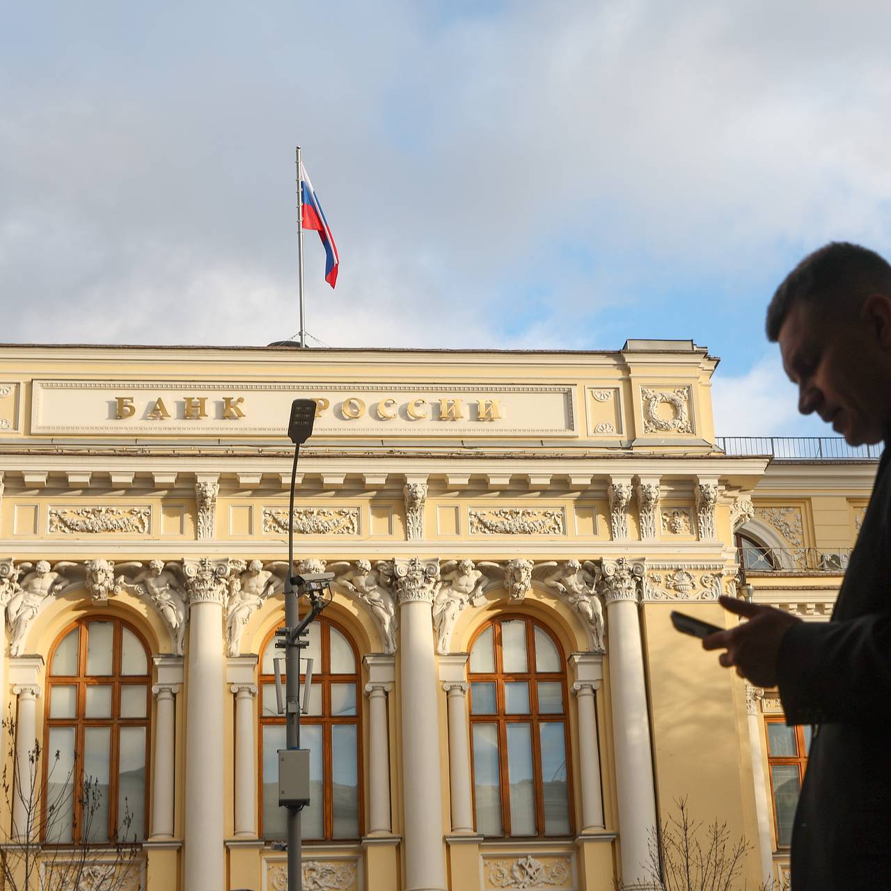 Поток жалоб на раздолжнителей хлынул в Банк России