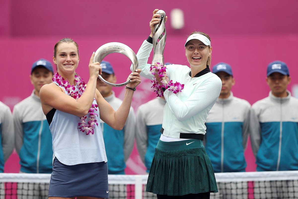Победительница турнира Tianjin Open Мария Шарапова (справа) и Арина Соболенко позируют с трофеями