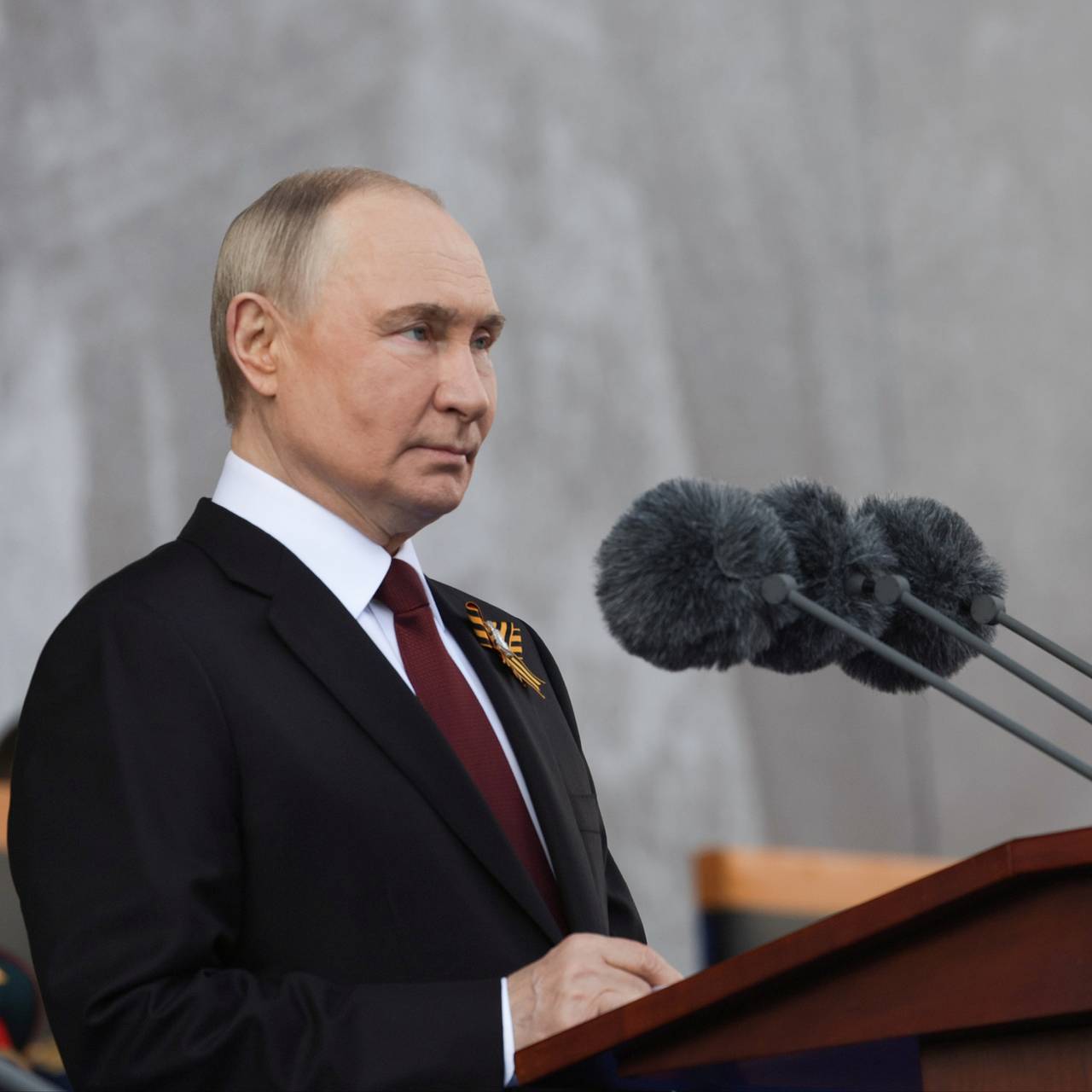 Путин поздравил военнослужащих и всех россиян с Днем Победы