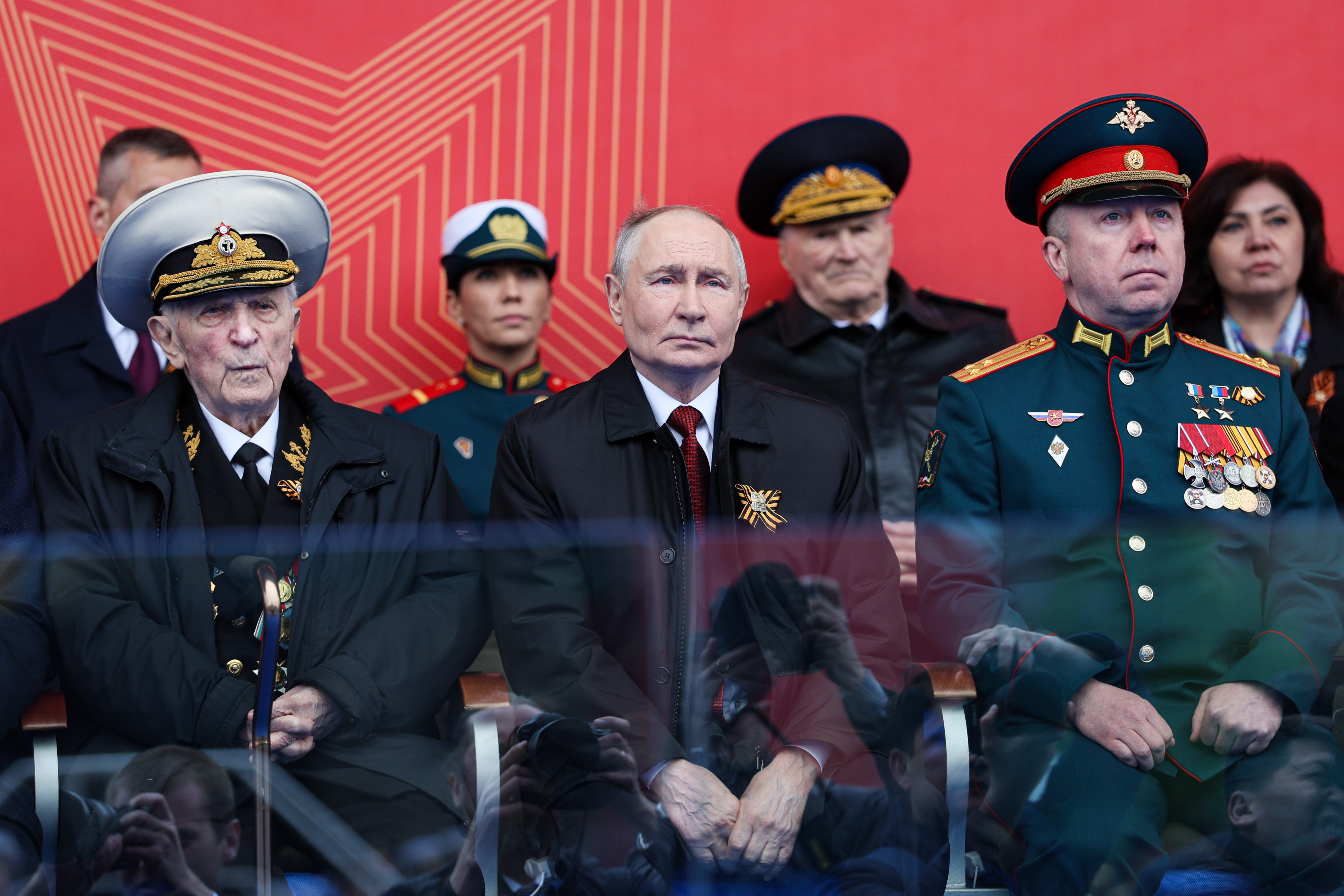 Участник&nbsp; Парада Победы 1945 года посмотрел парад на Красной площади вместе с Путиным