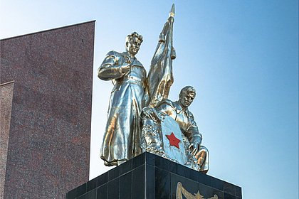 Жители Тульской области посетили мемориал &laquo;Скорбящий воин&raquo;