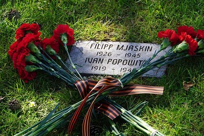 Российские дипломаты почтили память советских воинов в Швеции