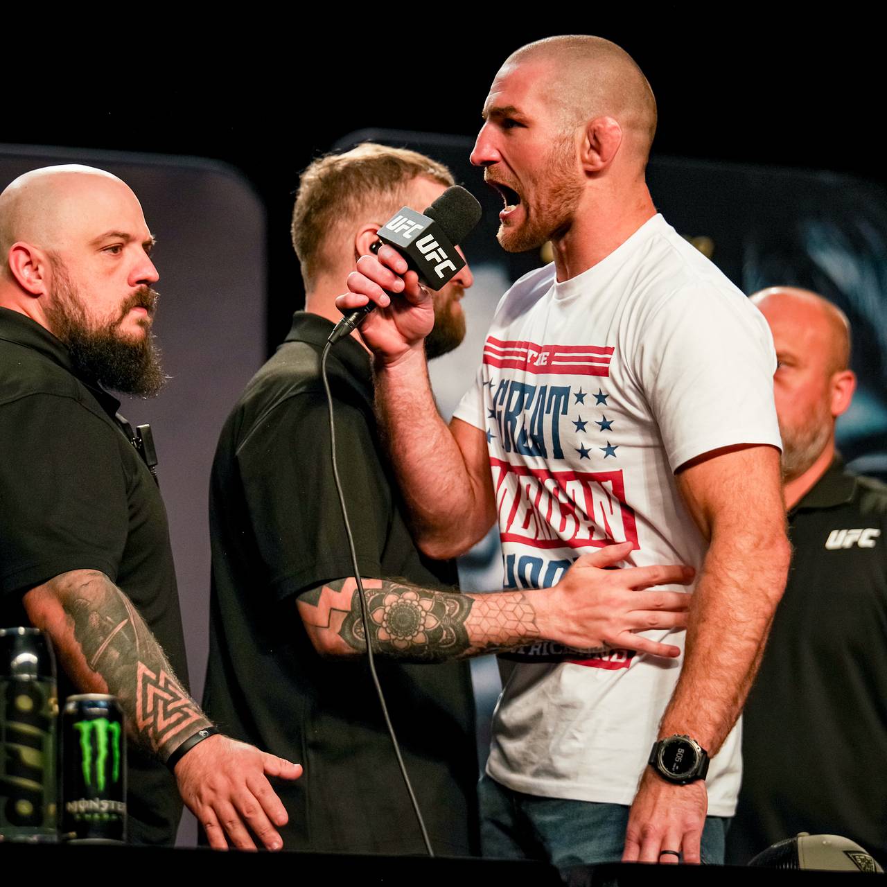 Бывший чемпион UFC сделал ставку на бой Чимаева с американцем