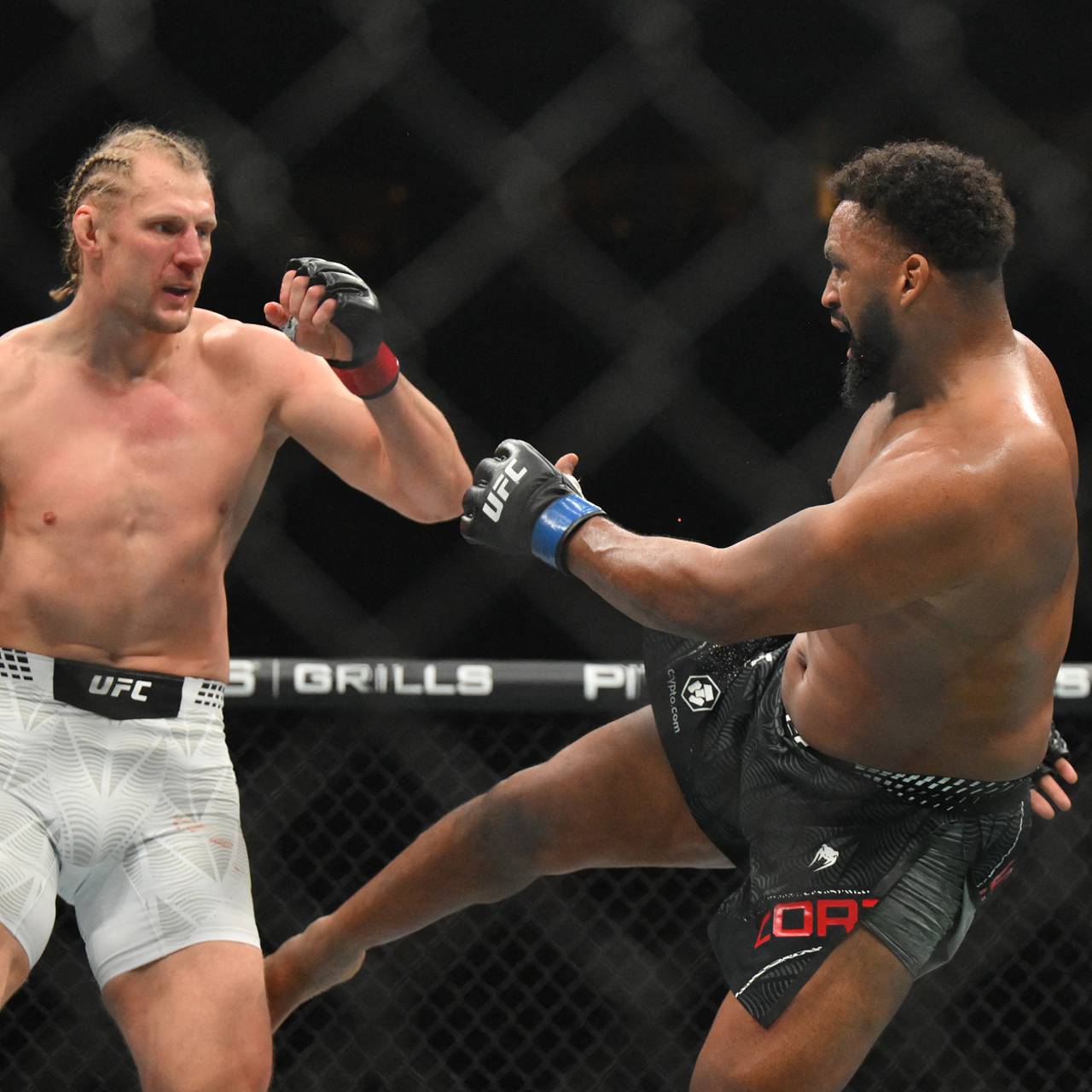 Российский боец UFC Волков победил Кортеса-Акосту