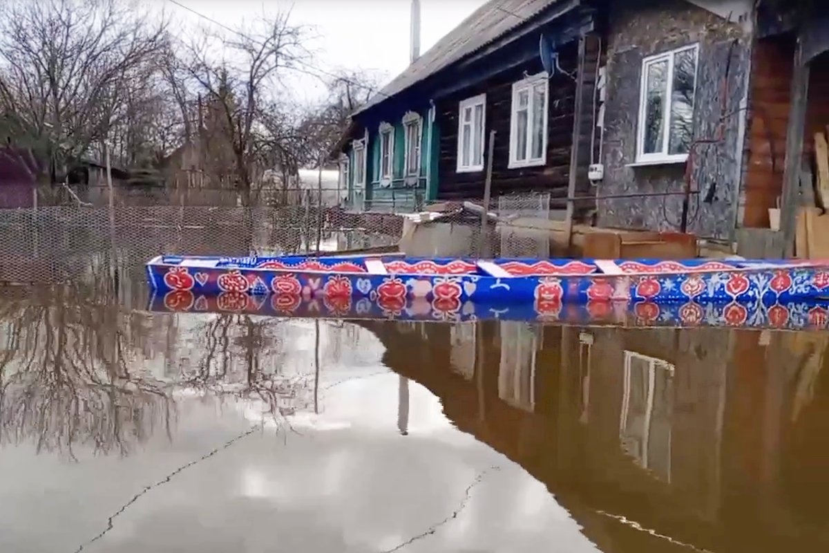 С крыльца в лодку — и по делам