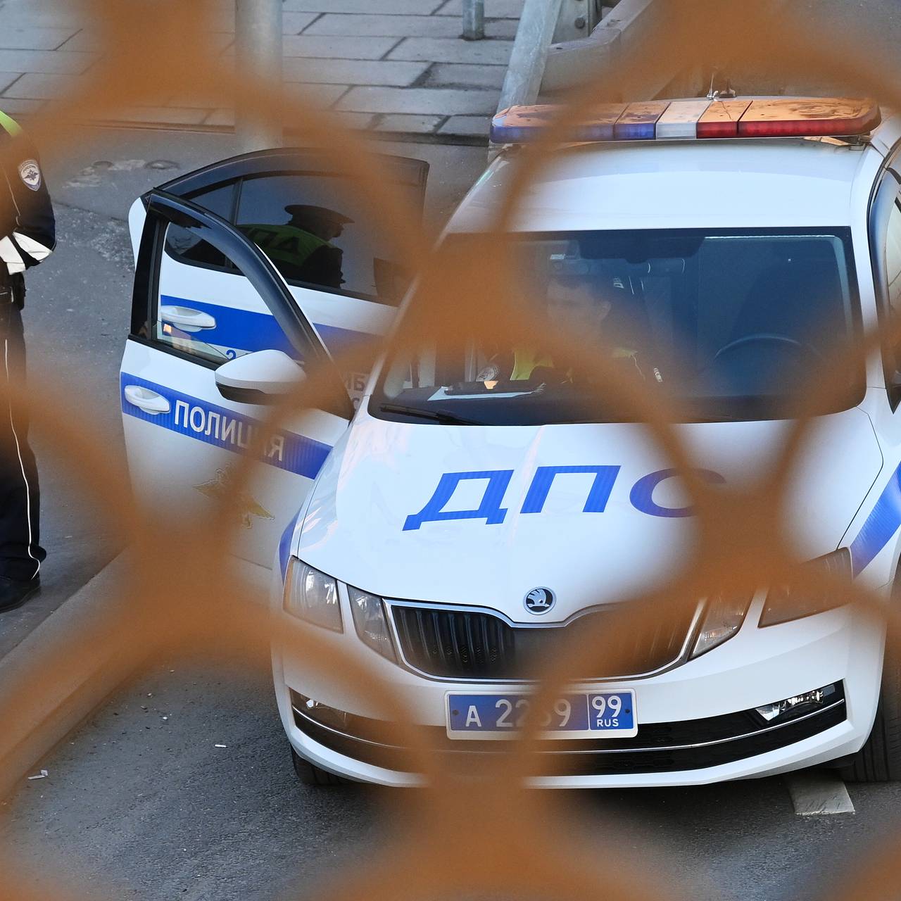 Женщина на машине врезалась в здание ресторана в Москве