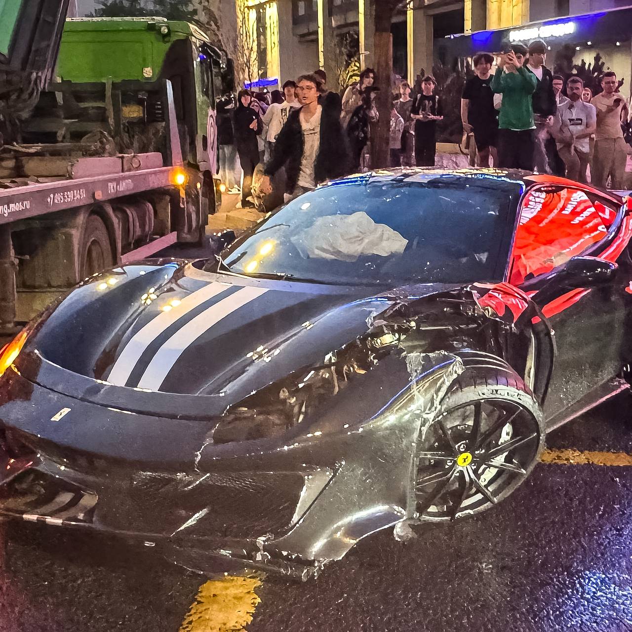 Автосалоны захотели подарить любую Ferrari российскому музыканту после ДТП