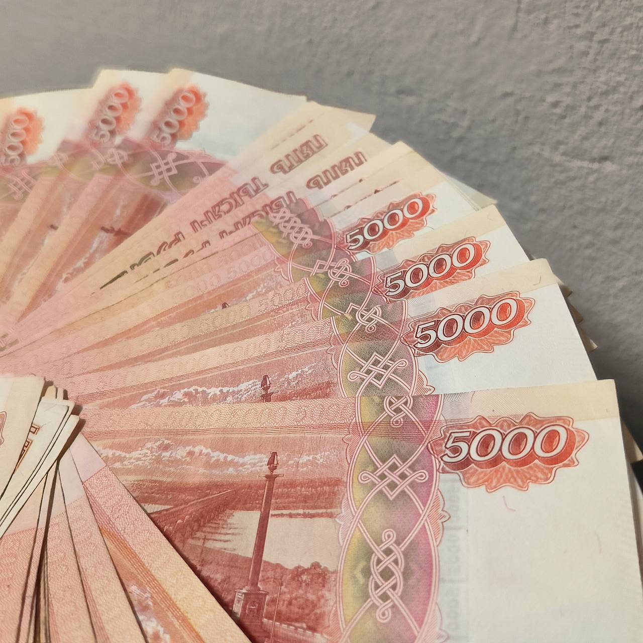Россиянам назвали причины не хранить наличные дома