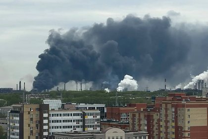 В российском городе загорелись бочки с бензолом и маслом