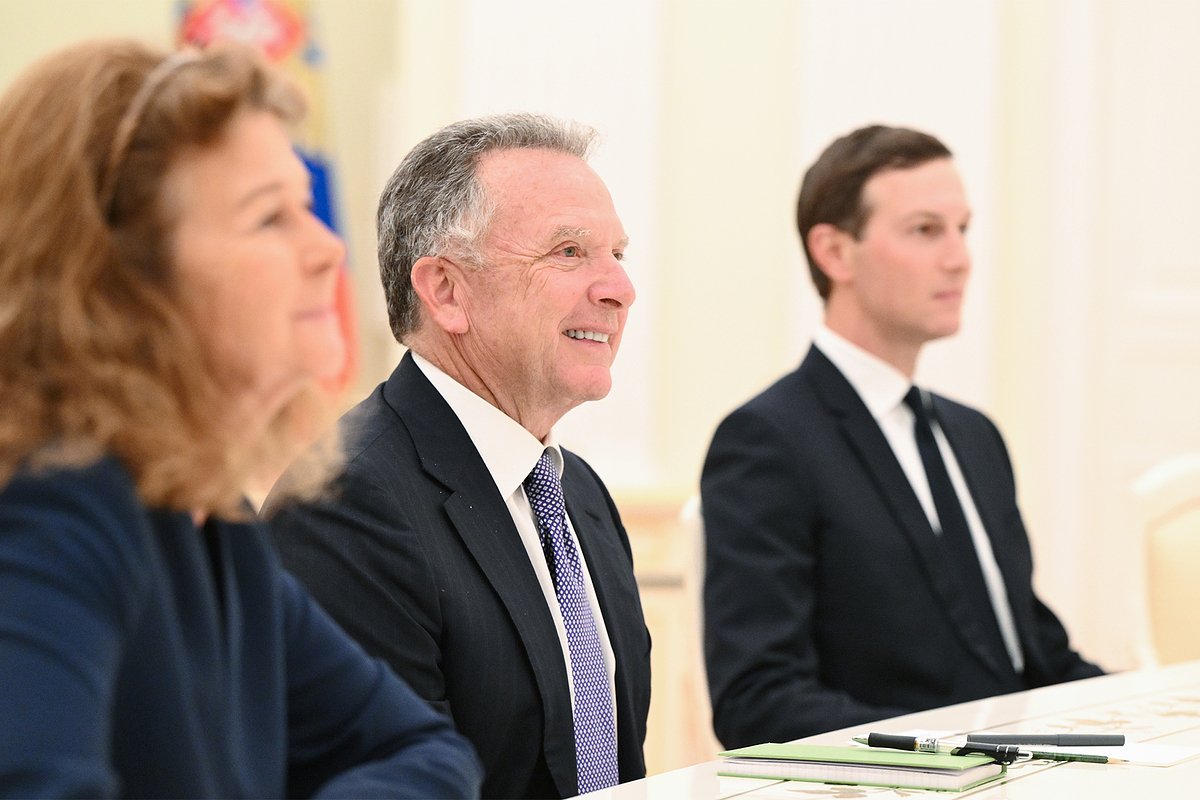 Спецпосланник президента США Стивен Уиткофф (в центре) и зять президента США Джаред Кушнер во время встречи с президентом РФ Владимиром Путиным.
