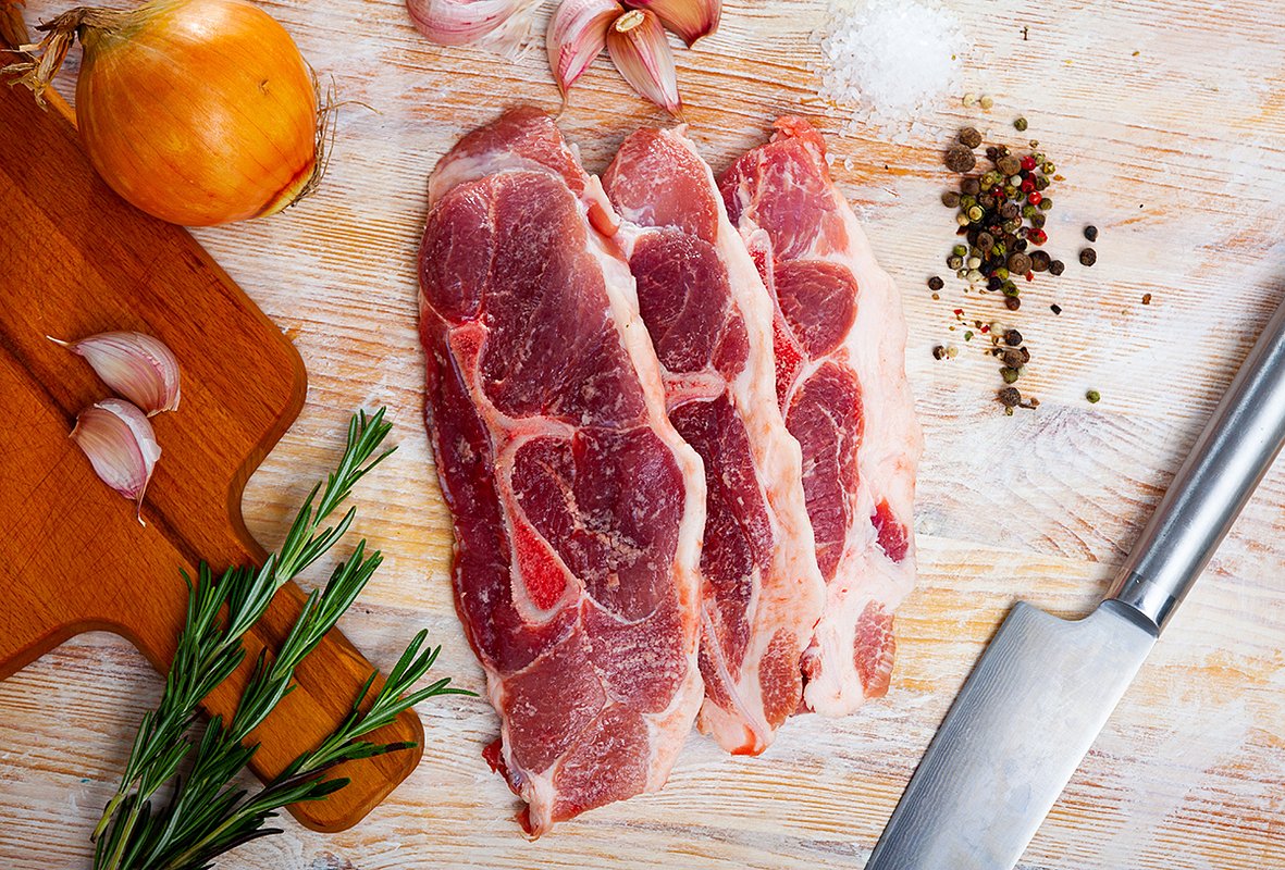 У качественной свинины нейтральный, мясной запах