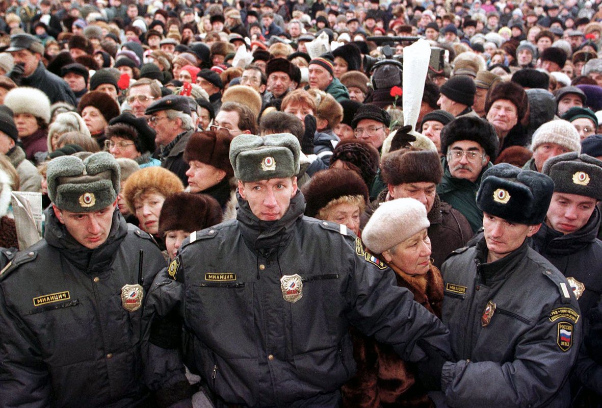 Милицейский кордон на церемонии прощания с Галиной Старовойтовой, 1998 год