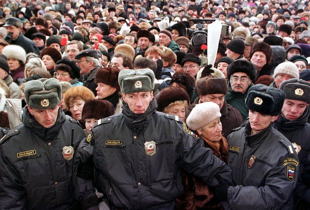 Милицейский кордон на церемонии прощания с Галиной Старовойтовой
