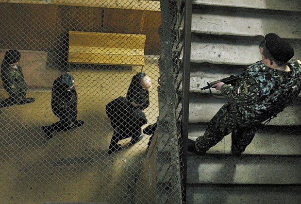 Конвоирование подозреваемых в убийстве Галины Старовойтовой