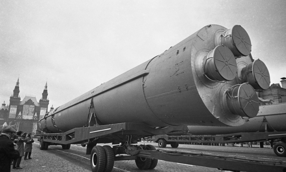 Межконтинентальная баллистическая ракета Р-7 на Красной площади во время первомайского парада войск Московского гарнизона