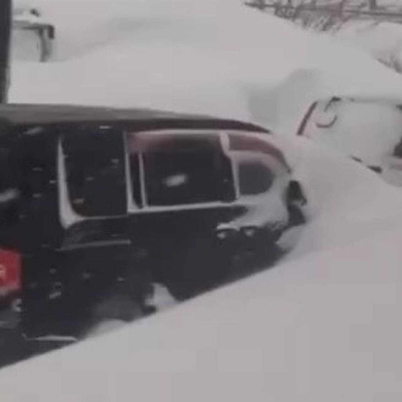 Десятки машин раздавило сугробами в российском городе