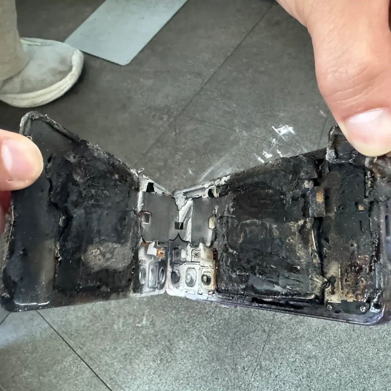 Смартфон Samsung взорвался в руках у пользователя