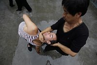 «Я способна на большее, чем думаю» Россияне массово едут в школы кунг-фу в Китае, где их бьют палками. Почему это стало популярно?