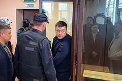Ратмир Мавлиев (в центре)