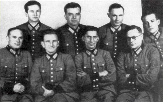 Роман Шухевич (сидит второй слева) среди старшин батальона «Нахтигаль»