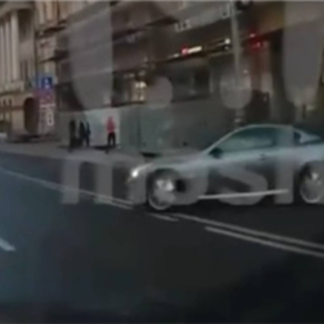 Момент въезда иномарки в остановку в Москве попал на видео