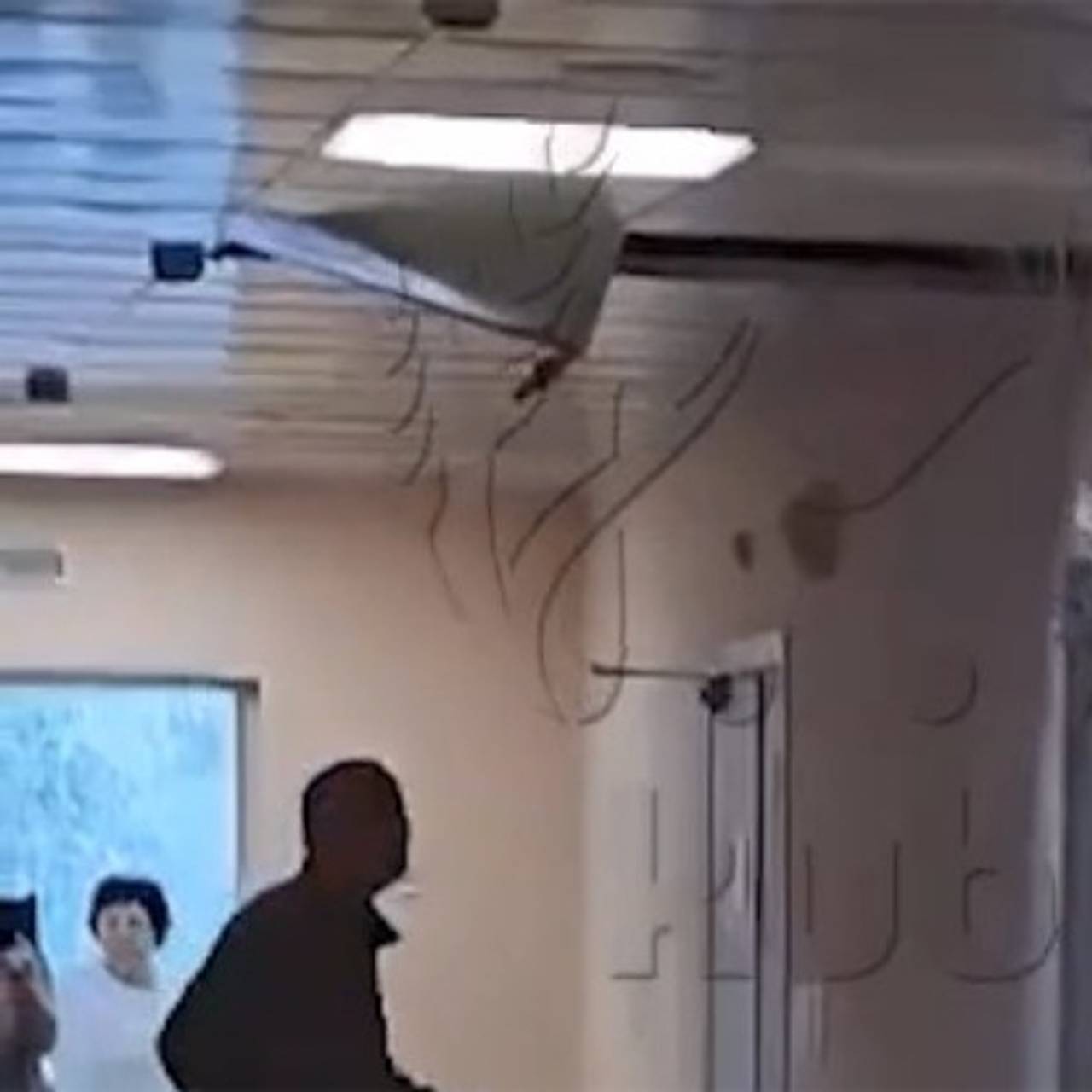 В российском регионе с крыши новой поликлиники за миллиард рублей хлынул водопад