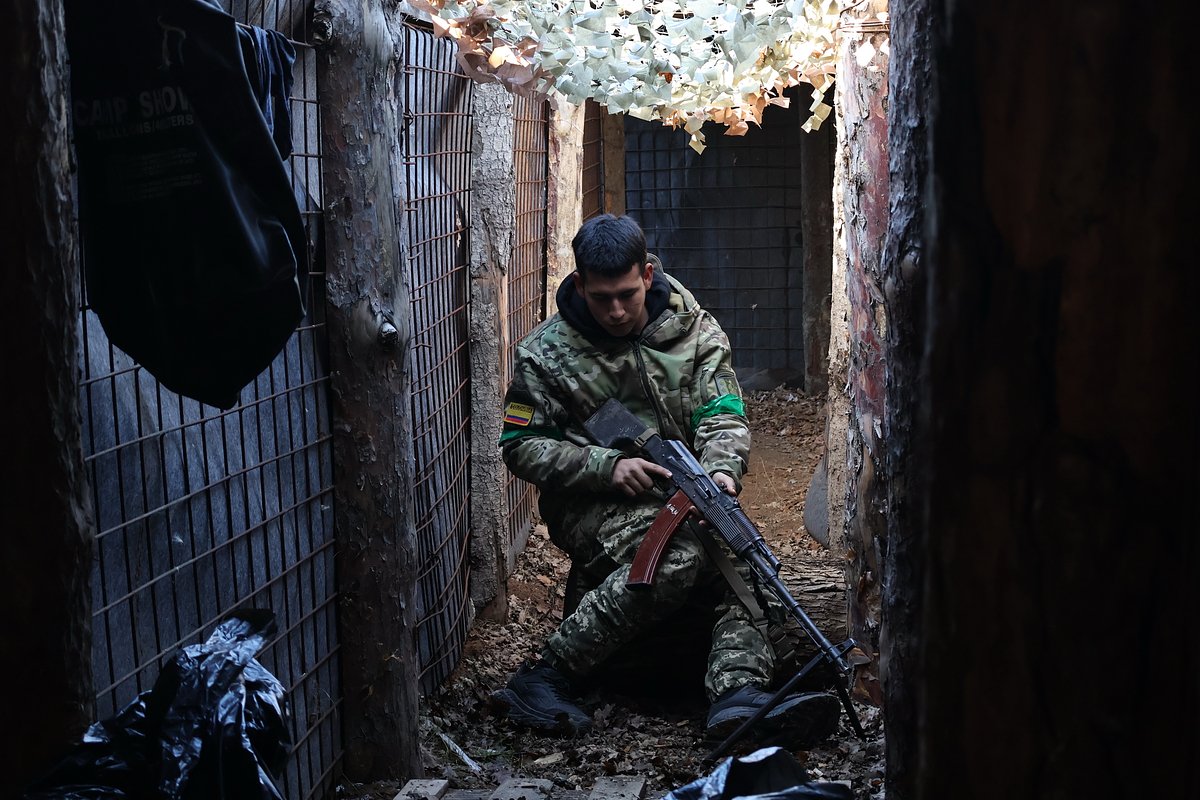 Колумбийский доброволец 65-й механизированной бригады ВСУ проверяет свою штурмовую винтовку, Запорожская область, 15 ноября 2025 года