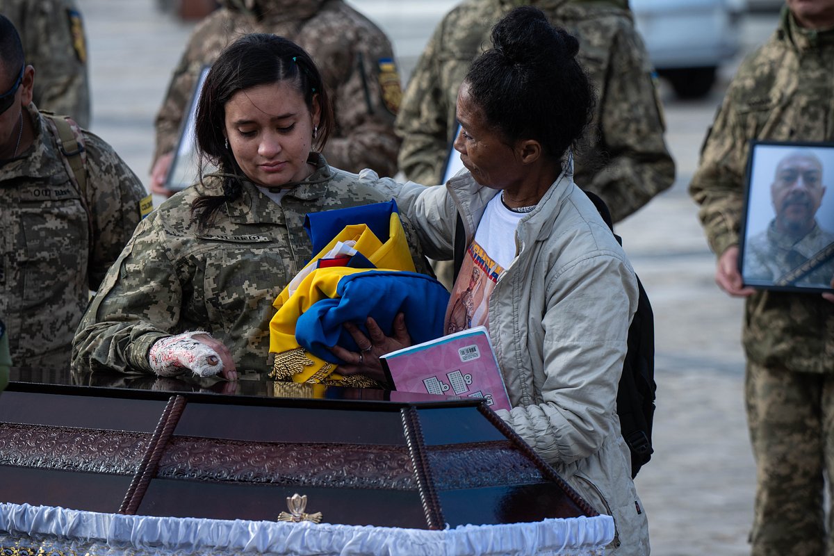 Родственники погибшего колумбийского наемника рядом с гробом, Киев, Украина, 28 октября 2025 года