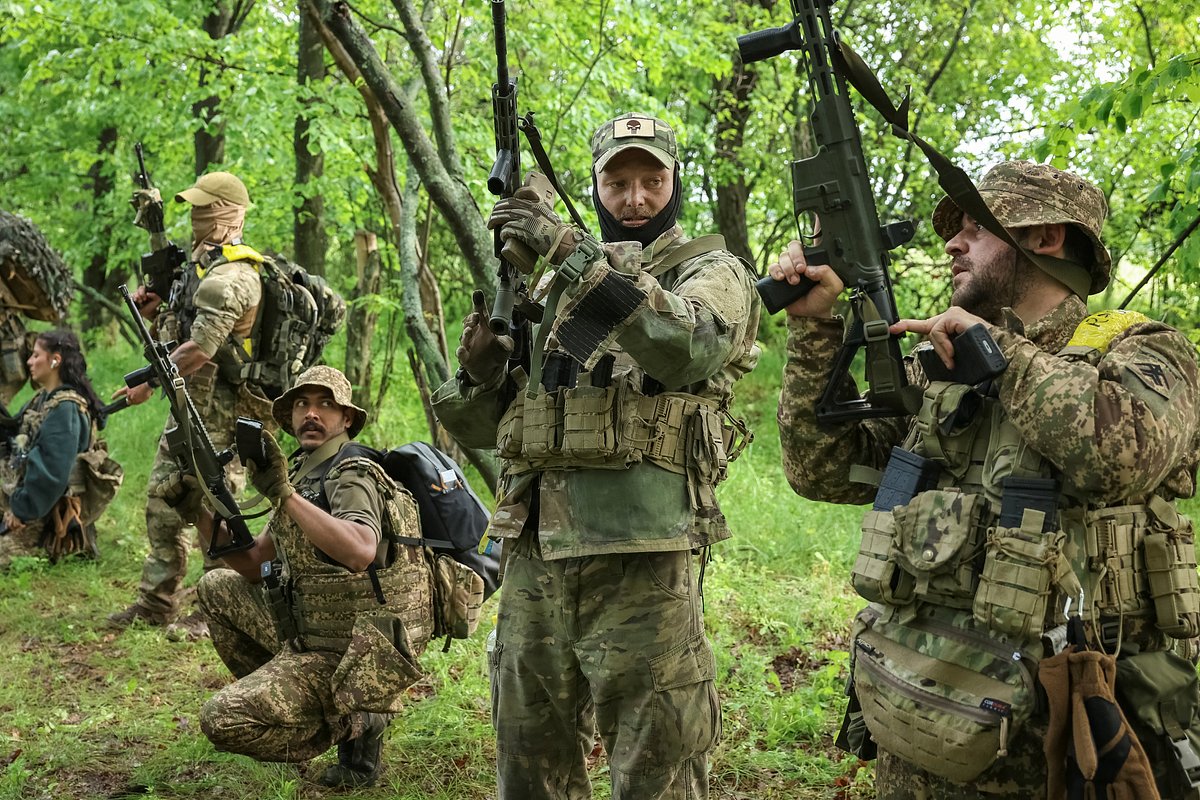 Иностранные военнослужащие 13-й оперативно-целевой бригады «Хартия» Национальной гвардии Украина во время учений в Харьковской области, 20 мая 2025 года