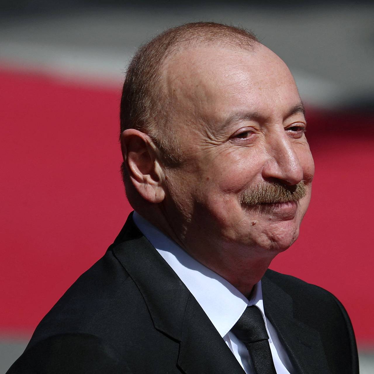 Алиев прибыл в страну ЕАЭС