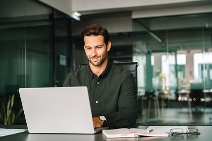 Мужчина нашел элегантный способ выглядеть загруженным на работе