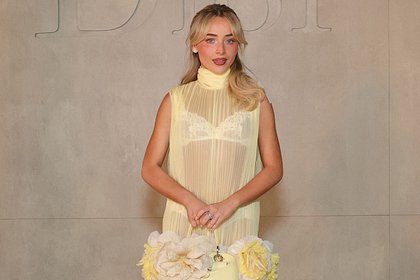 Популярная певица в прозрачном платье пришла на показ Dior