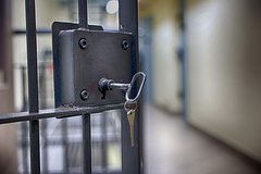 Раскрыта судьба изнасиловавшего девушку в туалете на пляже в Европе беженца