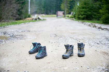 В дорожной службе раскрыли появление одиноких ботинок на обочине