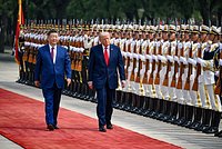 У американских журналистов отобрали выданные в Китае телефоны и значки. Их выбросили в урну перед вылетом в США 