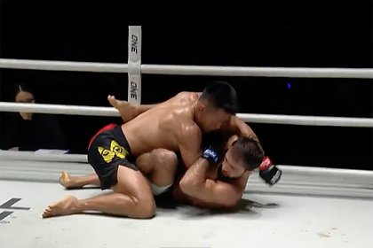 Российский боец проиграл китайцу нокаутом в чемпионском бою на турнире ONE