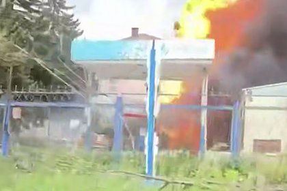 Пожар после взрыва на российской заправке попал на видео