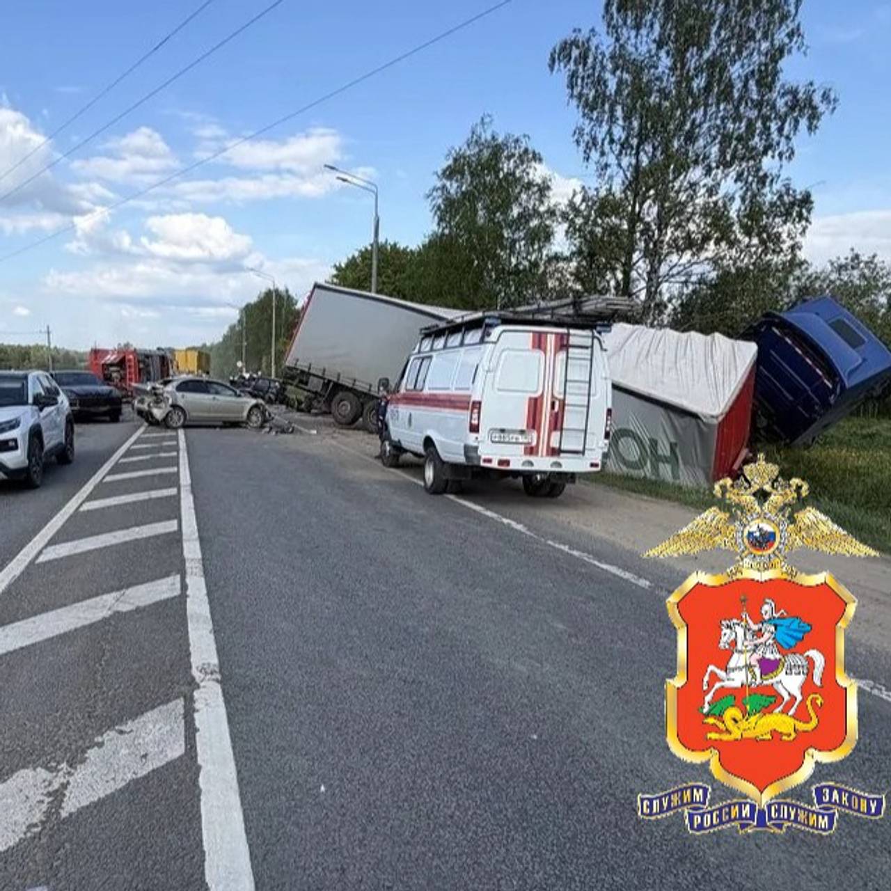 В массовом ДТП с грузовиком под Москвой пострадали девять человек