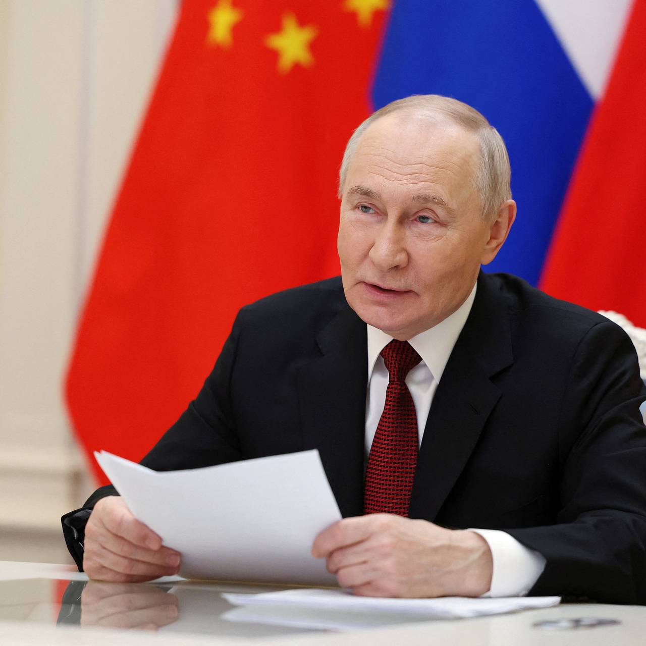 В Китае начали массово скупать одежду с цитатами Путина