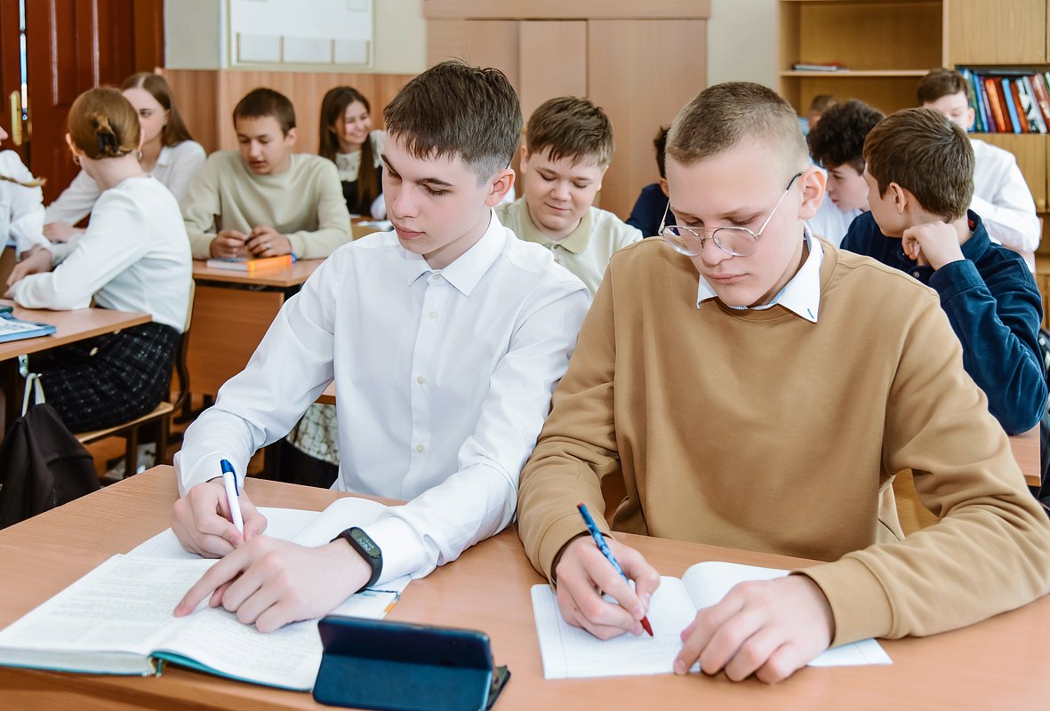 При сдаче ЕГЭ на столе должны лежать документы, контрольно-измерительные материалы, черная ручка и черновики