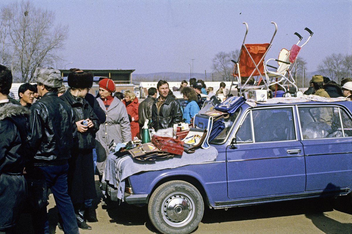 Торговля в поселке Пограничный в Приморском крае у границы с Китаем, 1992 год