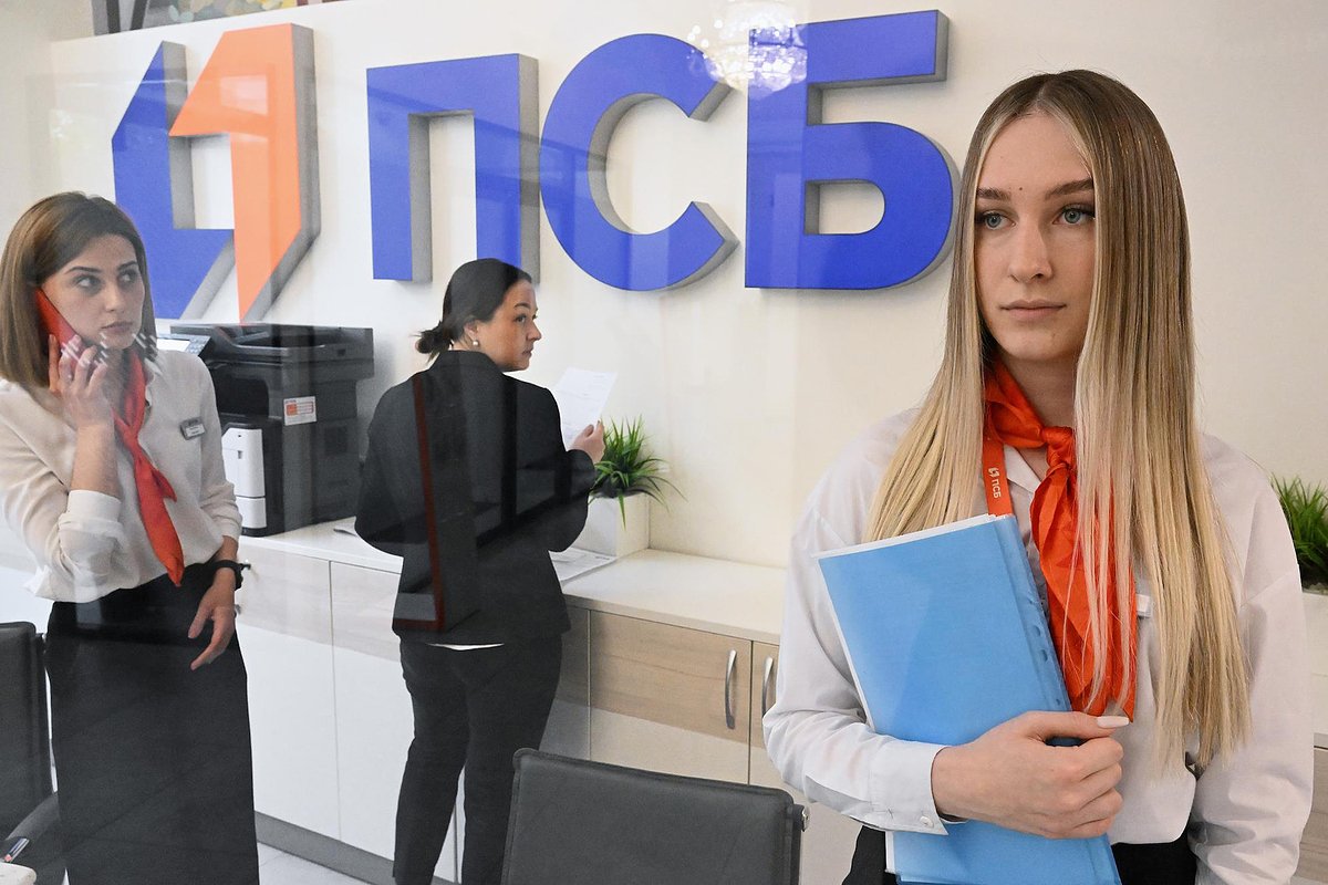Сотрудники банка в операционно-кассовом зале.