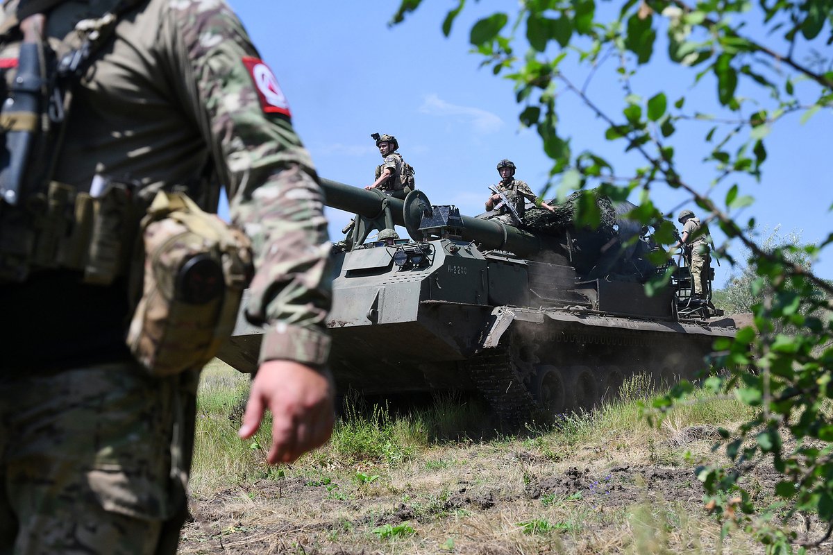 Боевая работа расчета самоходной артиллерийской установки (САУ) 2С7М «Малка», окрестности Красноармейска (Покровска), Донецкая Народная Республика (ДНР), Россия, 19 июля 2025 года
