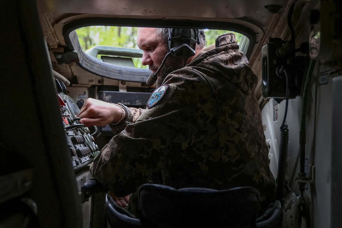 Военнослужащий 25-й бригады Вооруженных сил Украины (ВСУ) за рулем БМП Marder, Донецкая Народная Республика (ДНР), Россия, 29 апреля 2024 года