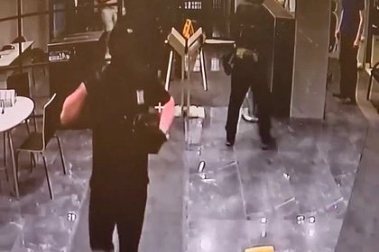Опубликовано видео вторжения вооруженных людей в здание редакции «Московского комсомольца»