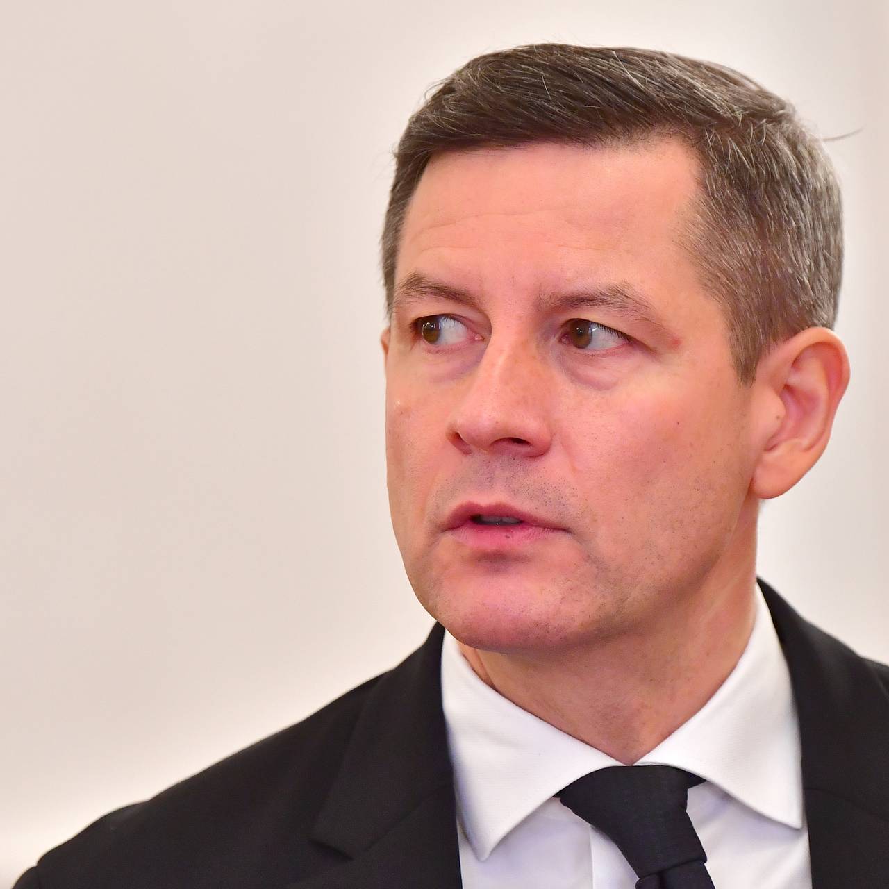 Российский чиновник пожаловался на наличие только одного костюма