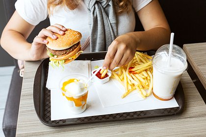 Россиян предупредили о вредных в жару напитках и продуктах