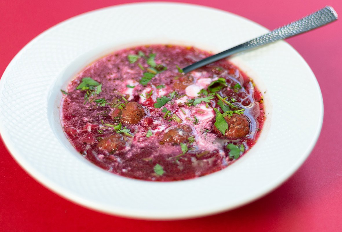 Свекольник с фрикадельками отличается ярким цветом и насыщенным вкусом