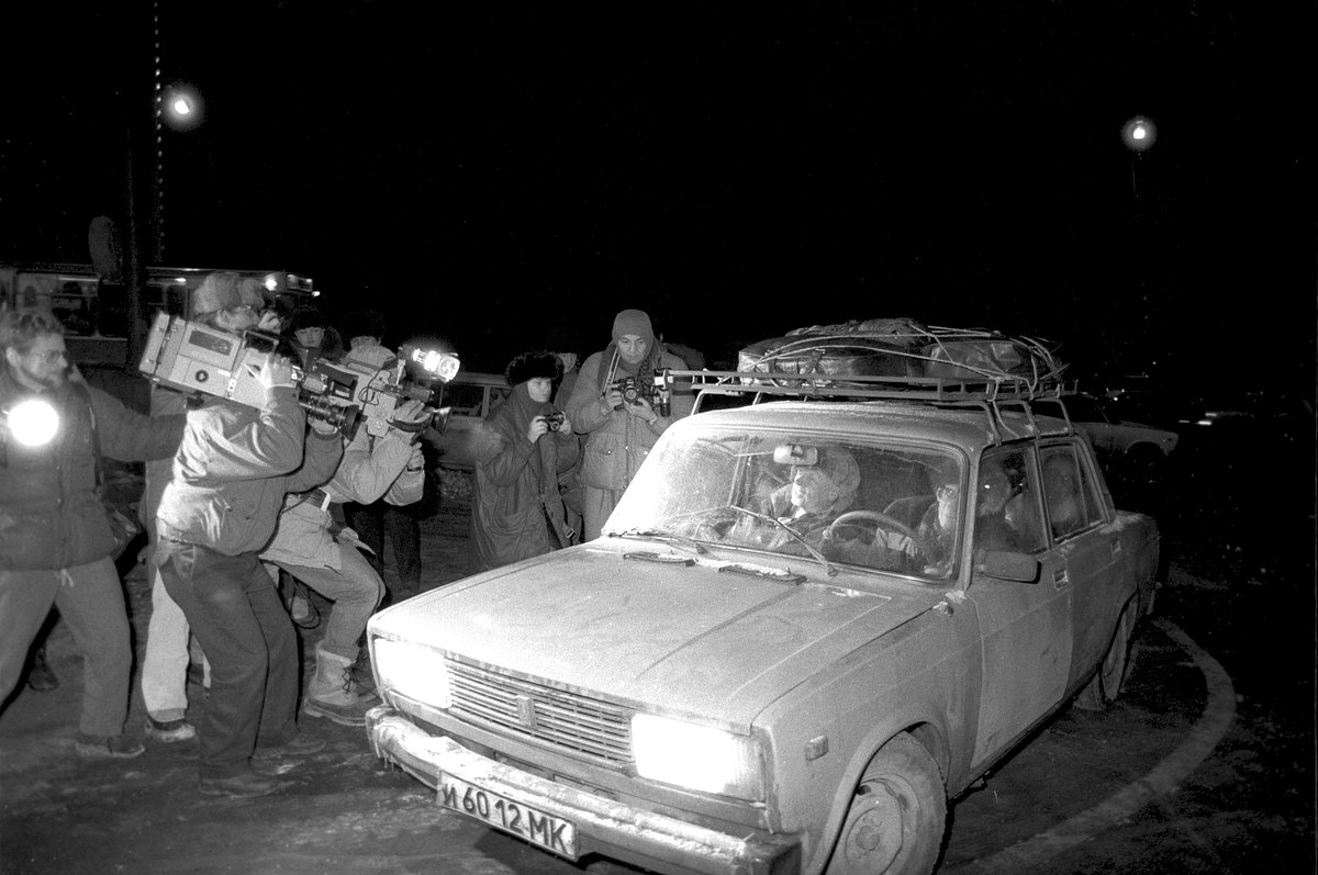 Андрей Сахаров и Елена Боннэр возвращаются в Москву, 1986 год