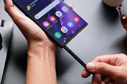Загадочный запах смартфонов Samsung объяснили
